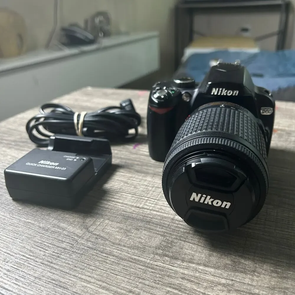 Nikon D60 DSLR Camera w/ AF-S DX 55-200mm VR Lens Charger and Battery Tested